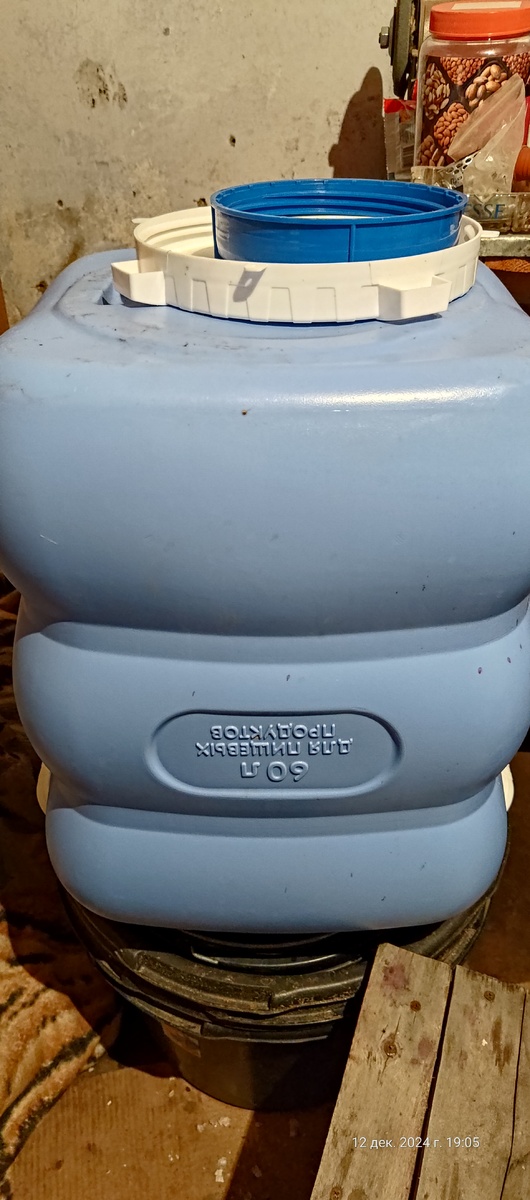 Большая часть ягод поместилась в эту ёмкость.