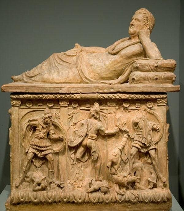 Этрусский саркофаг со скульптурой возлежащего на пиру мужчины. V в. до н.э.