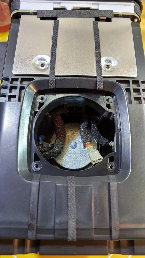 Колонка Яндекс Станция 2 - вытянул динамик для осмотра