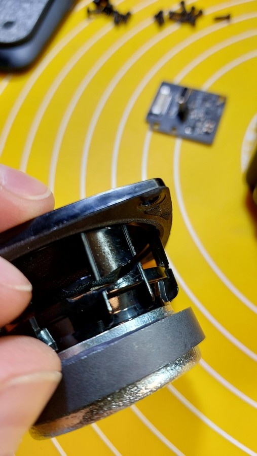 Ламели сломались и динамику плохо. Диффузор характерно скрипит при пальпации