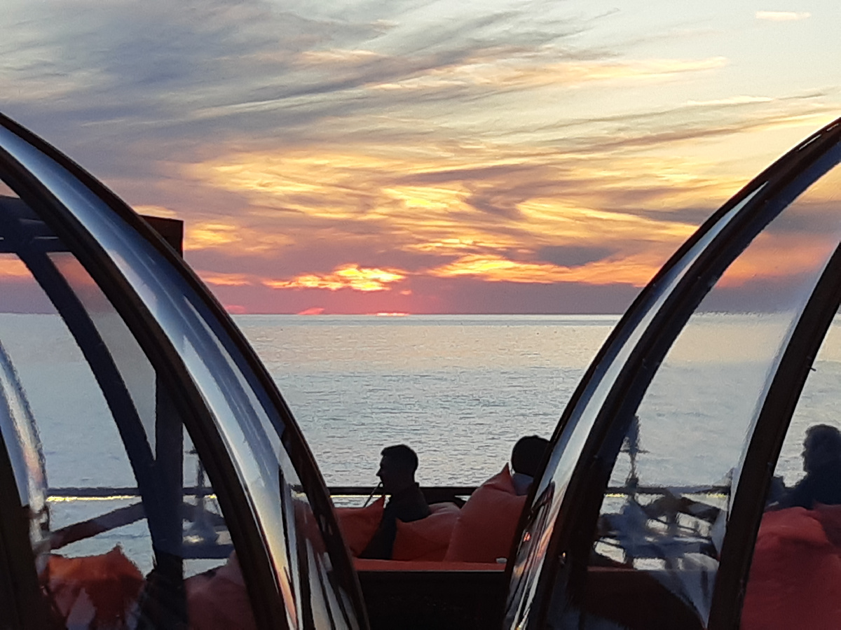 Вечерний кофе на закате,  под шум морского прибоя... особенно вкусен!