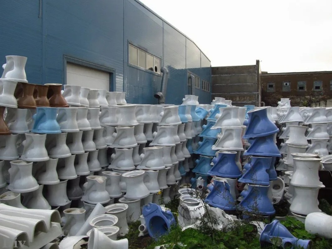 А это как раз 90е начало нулевых. Склады забиты, продукция на улице. И зимой и летом всё стояло на улице.