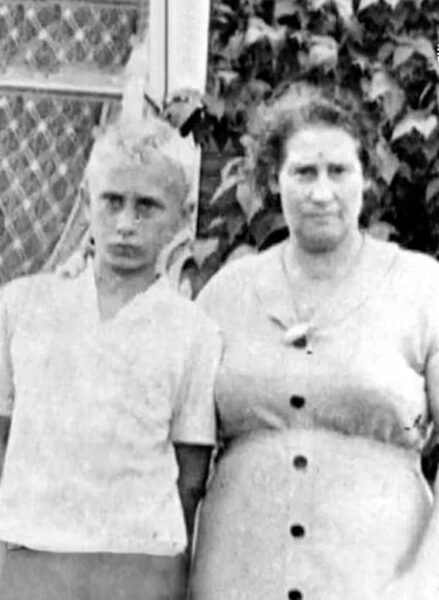    Владимир Путин с мамой, фото: irma-stream.ru