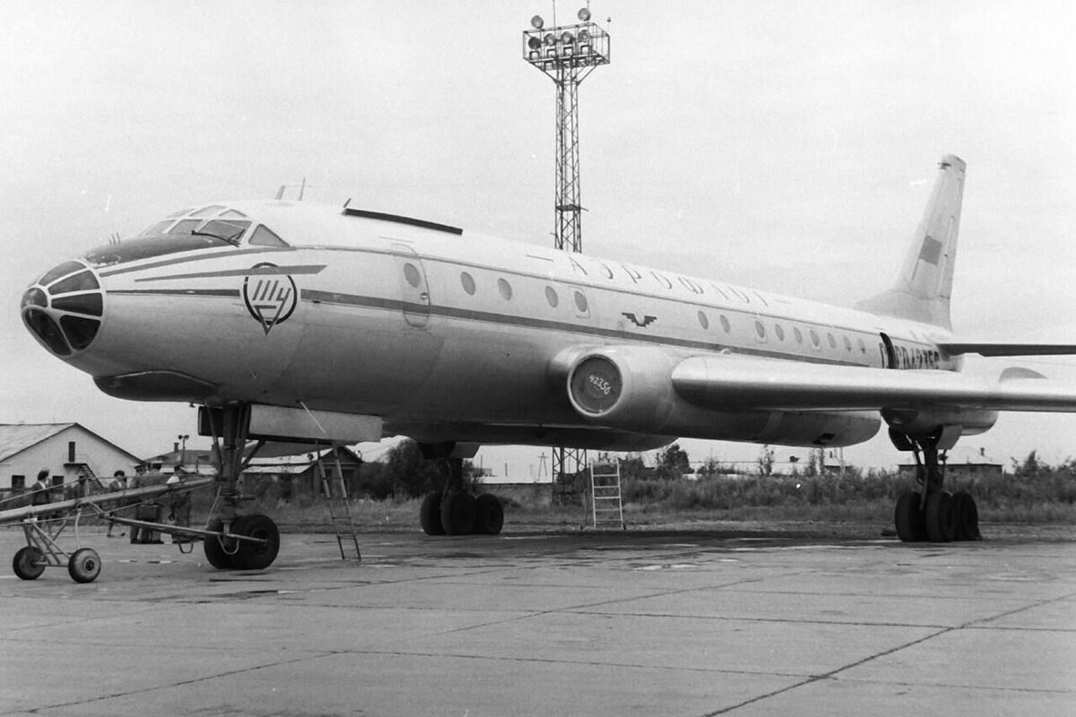 Самолет Ту-104А