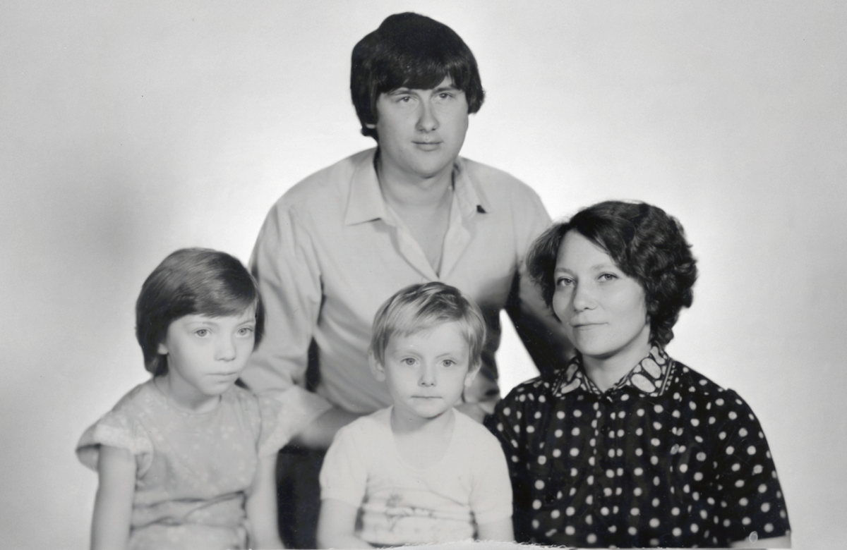 Папа, мама, я и брат. Сестра еще в проекте...