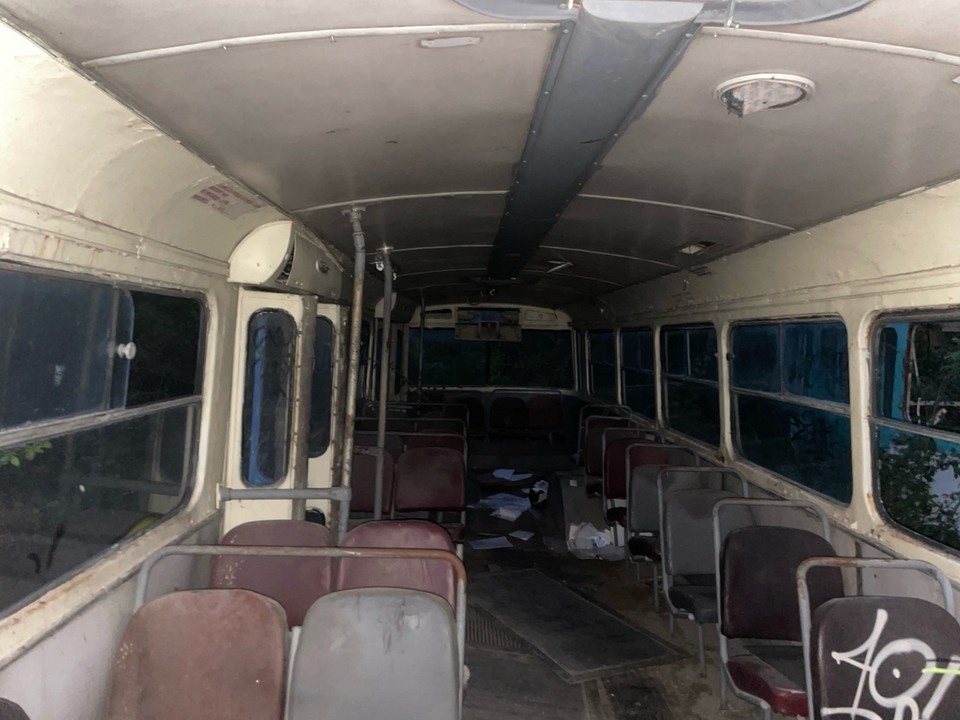    Салоны других списанных троллейбусов выглядят гораздо хуже. Фото: Никита Ферштейн