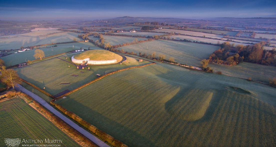U-образный курсус возле Нью-Грейндж в лучах утреннего солнца