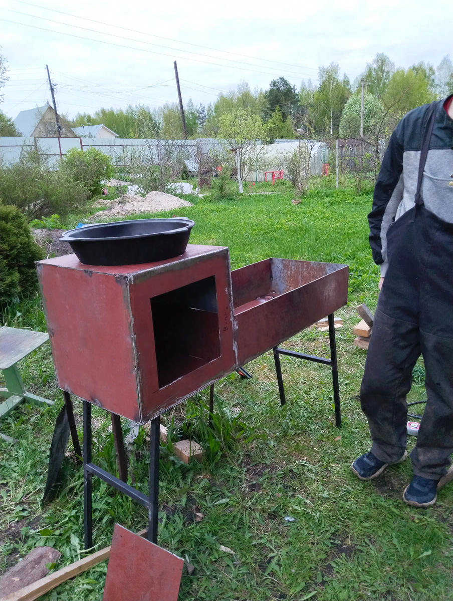 Вот что у меня получилось.На фото ещё не до конца доделано .Нужно приварить дверцу ,просверлить отверстия для поддува,установить трубу и покрасить .