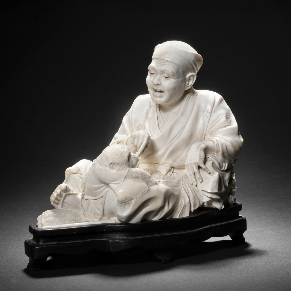 Дрессировщик обезьян. Резьба по кости, Исикава Комэй. 16 см x 19,5 см 