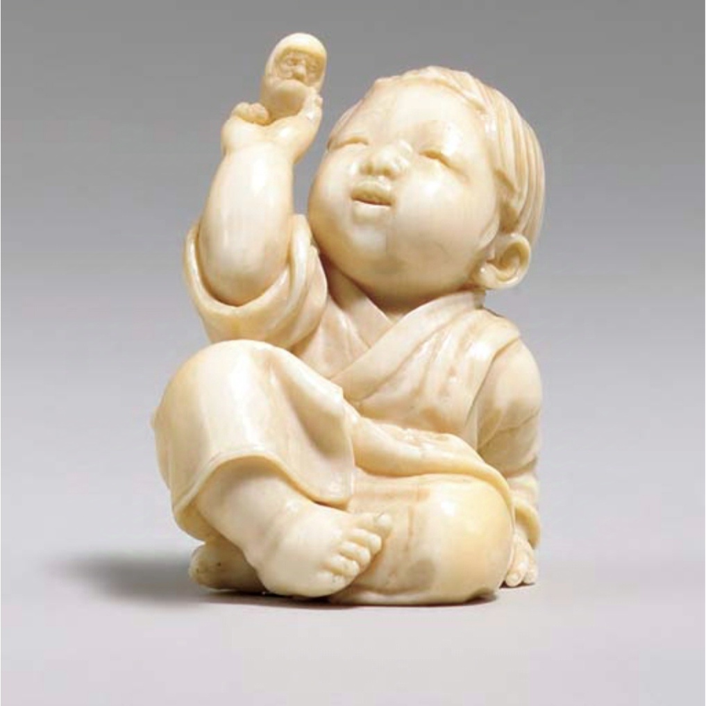 Окимоно с мальчиком, играющим с куклой, изображающей Даруму, основателя дзен-буддизма. 4,6 x 3,9 см, резьба по кости, 19 век