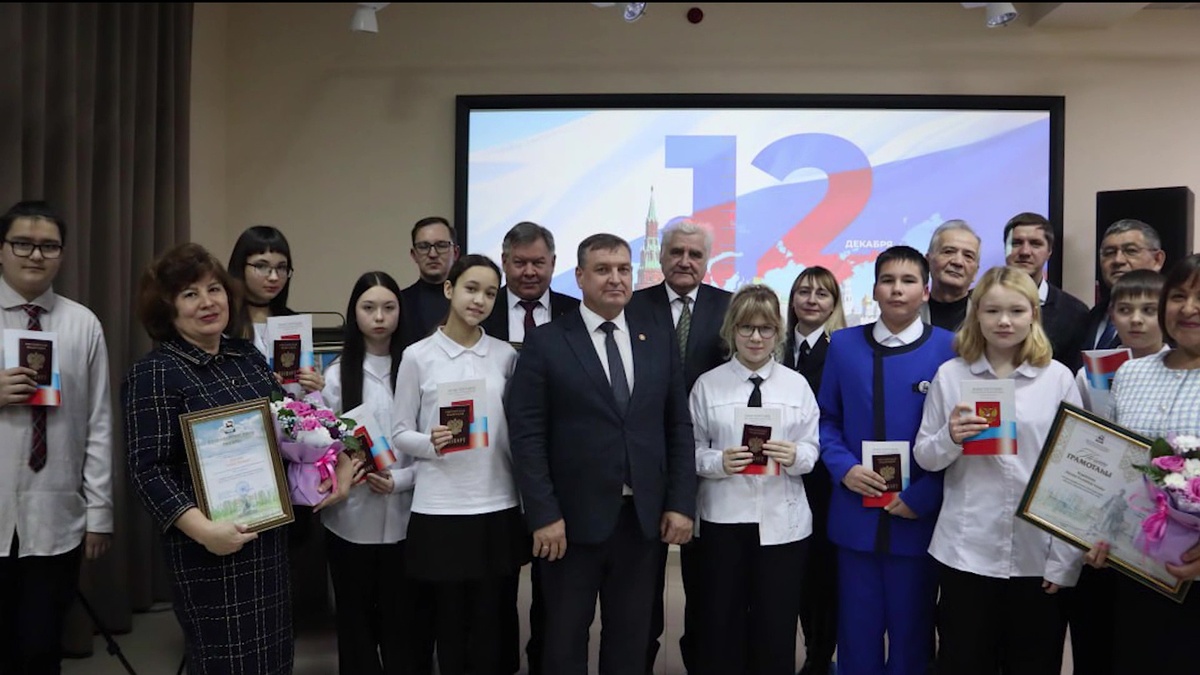    В День Конституции получили свой первый паспорт восемь уфимцев