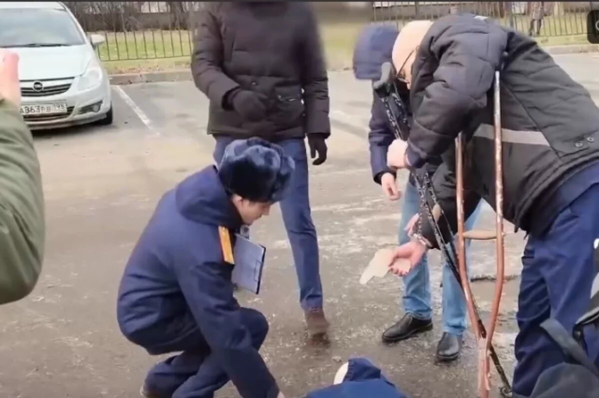    Маньяк на костылях.