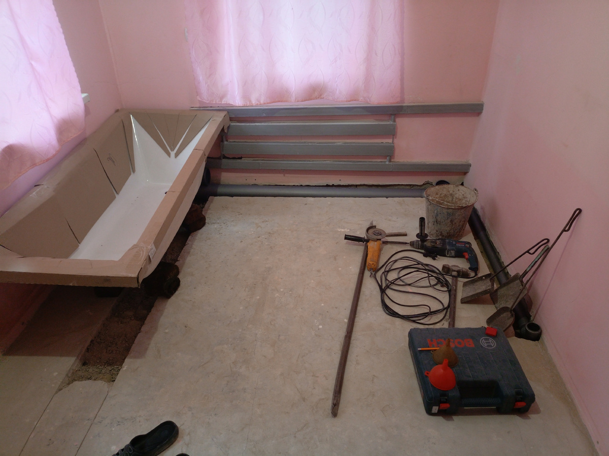 Тут мы примеряли как будет стоять сама ванна.