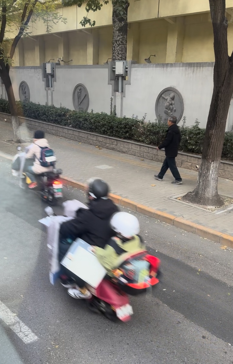 Видов разного транспорта предостаточно-мопеды, велосипеды, моторикши. Для этого вида транспорта существует отдельная полоса движения.