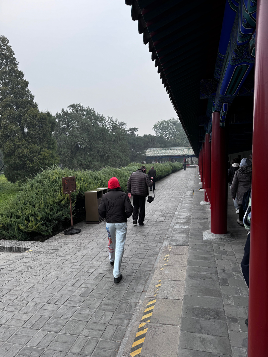 В начале ноября 2024 года Пекин нас встретил температурой воздуха примерно 5-7 градусов тепла в 6 утра и туманом. Но мы подготовились, были в теплых куртках, поэтому не замерзли.