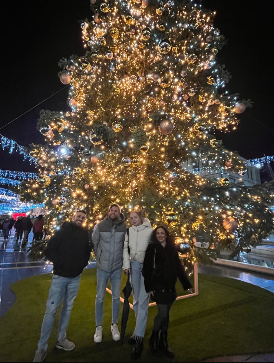 Я и мои итальянские друзья. У нас появилась традиция делать каждый год фото у елки 😁