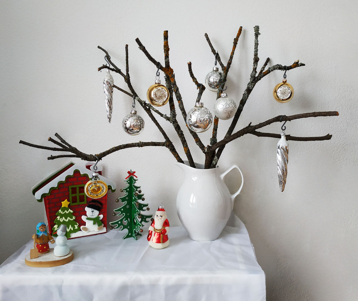 Сухие ветки вместо ёлки