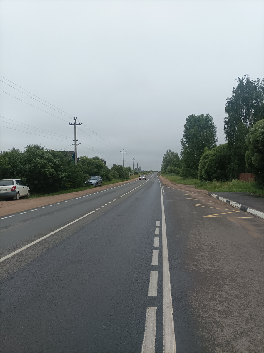 Сырое шоссе на выезде из Осташкова ранним утром.