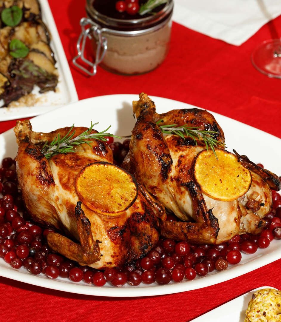 Цыплята корнишоны с апельсинами и клюквой в духовке  