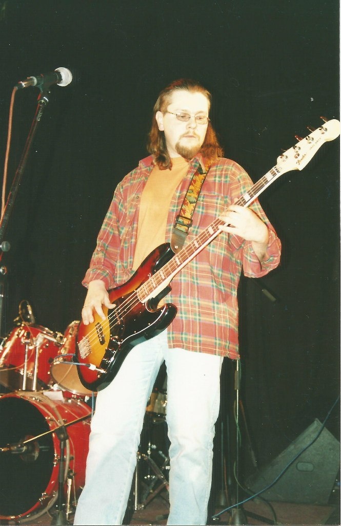 Александр "Штакет" Поляков в составе ЧЕРНОЗЁМА, начало 2000-х. Фото со страницы группы "Чернозём" в ВК