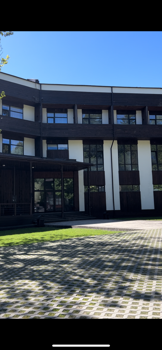 Основной корпус (номера и ресторан по системе «шведский стол»)