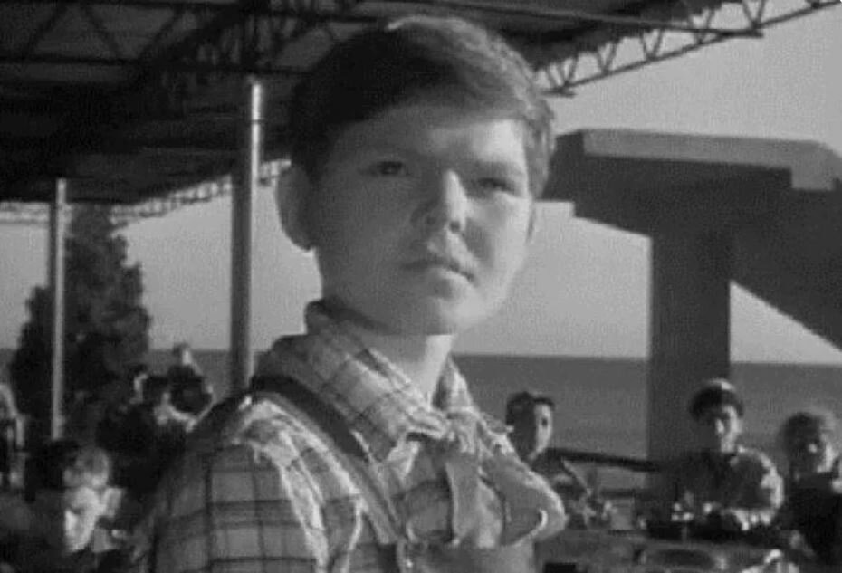 11-летний Леша Жарков. Кадр из фильма "Здравствуйте, дети!" 