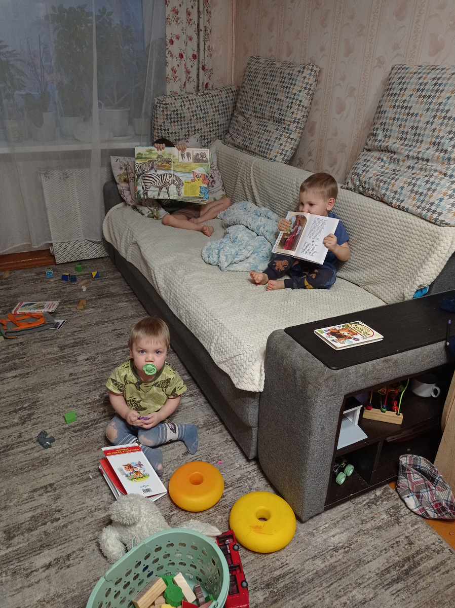 Ранее утро. Детская библиотека. Дети ждут завтрака за чтением книг. Очень меня выручают книги утром 💕