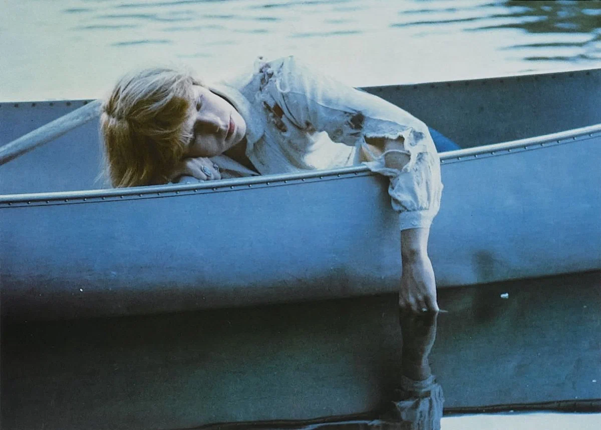 Кадр из первого фильма “Пятница 13-е” (1980): Сцена, где из озера выпрыгивает утонувший мальчик, ставший главным злодеем серии. Этот момент стал знаковым и навсегда остался в памяти поклонников
