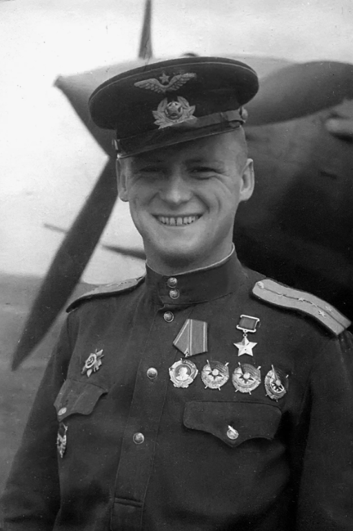 Источник - https://ru.wikipedia.org/wiki/Файл:Михаил_Петрович_Одинцов,_1944_год.jpg