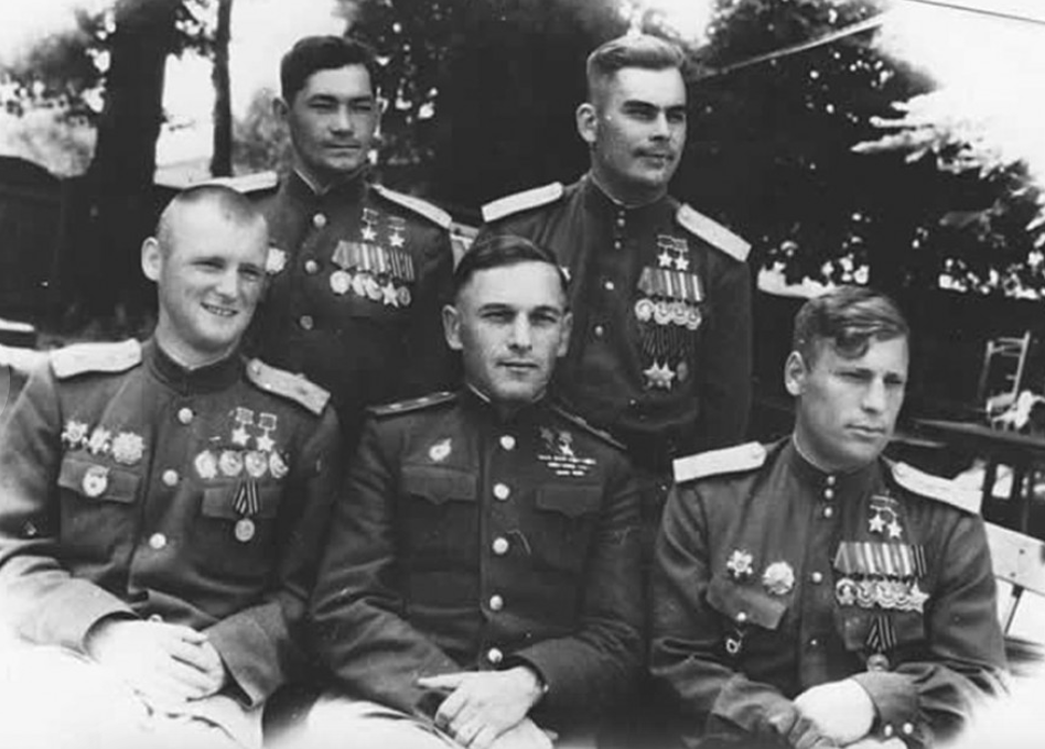 Михаил Одинцов (крайний слева в первом ряду) среди однополчан. Источник - https://верх-исетский.екатеринбург.рф/новости/фото/44637#photo=ca390b5b3fffd40abaac66e453a72262