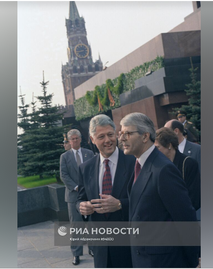 Билл Клинтон и Джон Мейджер у Мавзолея. Источник - https://riamediabank.ru/media/945530.html