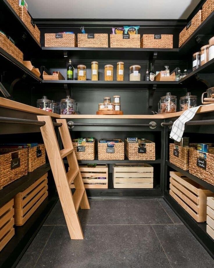 Лестница - прекрасный вариант для доступа к верхним полкам