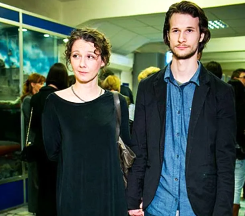 на фото Полина Агуреева и Федор Малышев 