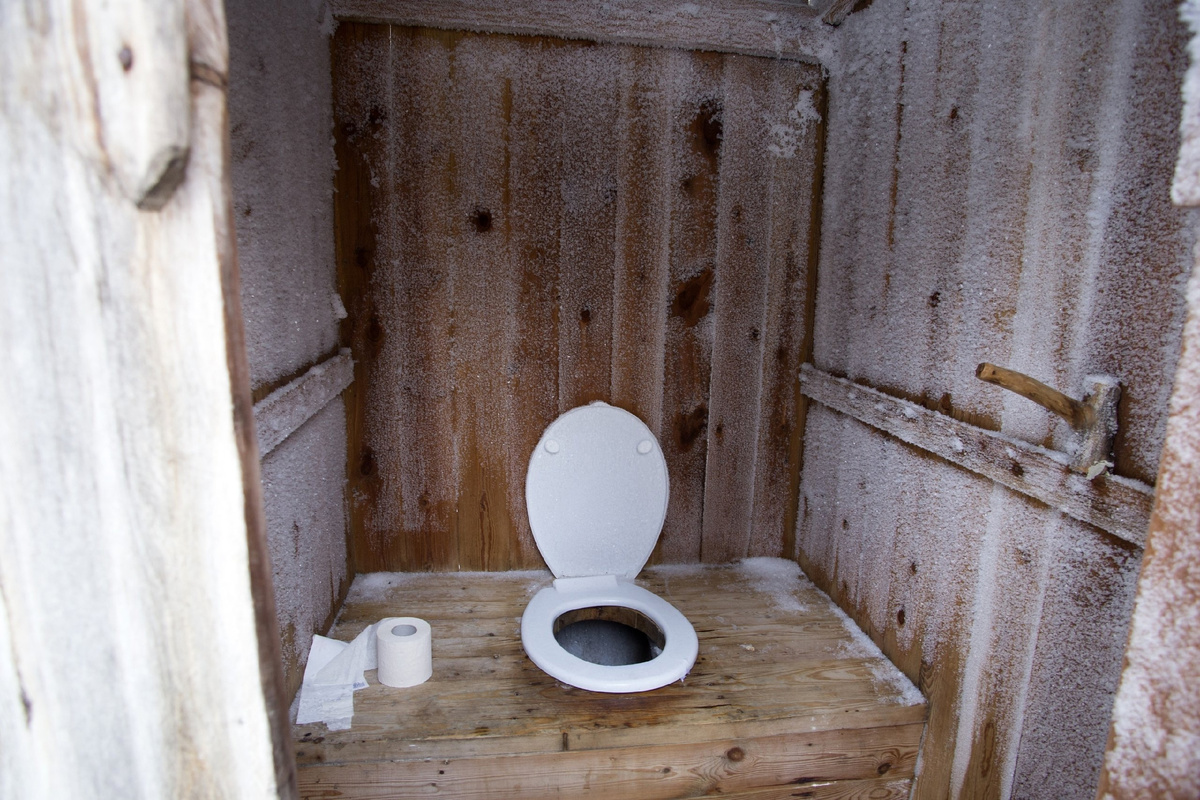 Он возник в крестьянской среде, где в некоторых деревнях до настоящего времени не только нет уборной в доме, как в городских квартирах, но нет даже на улице. Фото из открытых источников