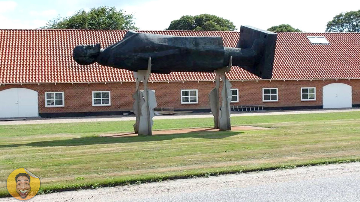 Памятник «Ленин мёртв» в датском посёлке Хернинг