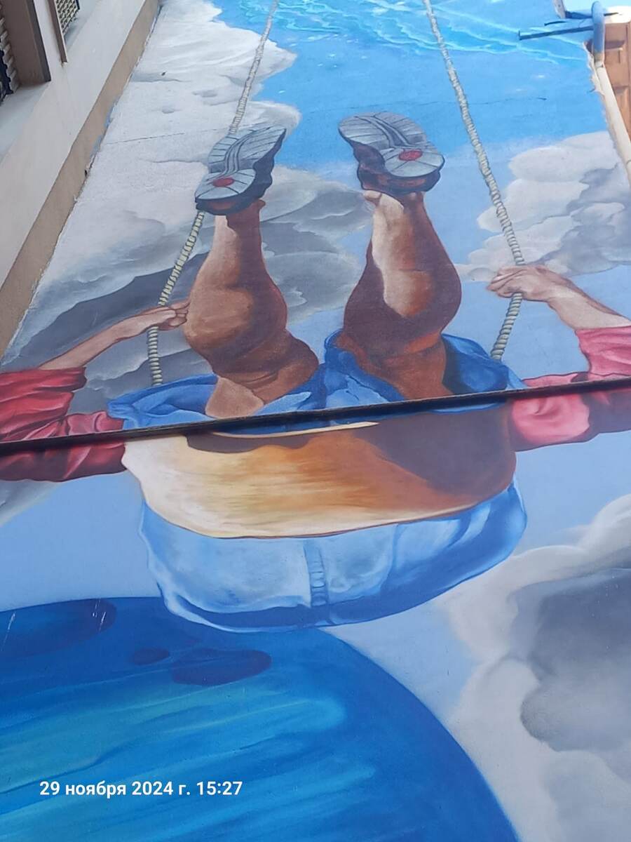 Если честно, мурал я сфотографировал ещё в Руане, но именно к этому дню он применим как нельзя лучше...