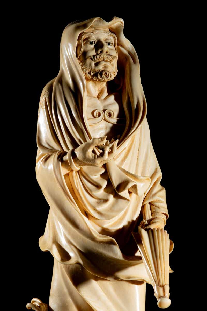 Окимоно токийской школы из слоновой кости , изображающее Даруму в символическом эпизоде ​​его жизни: переправе через реку Янцзы. Период : Мэйдзи, конец 19 века. Размеры : 32 x 11 x 16 см.