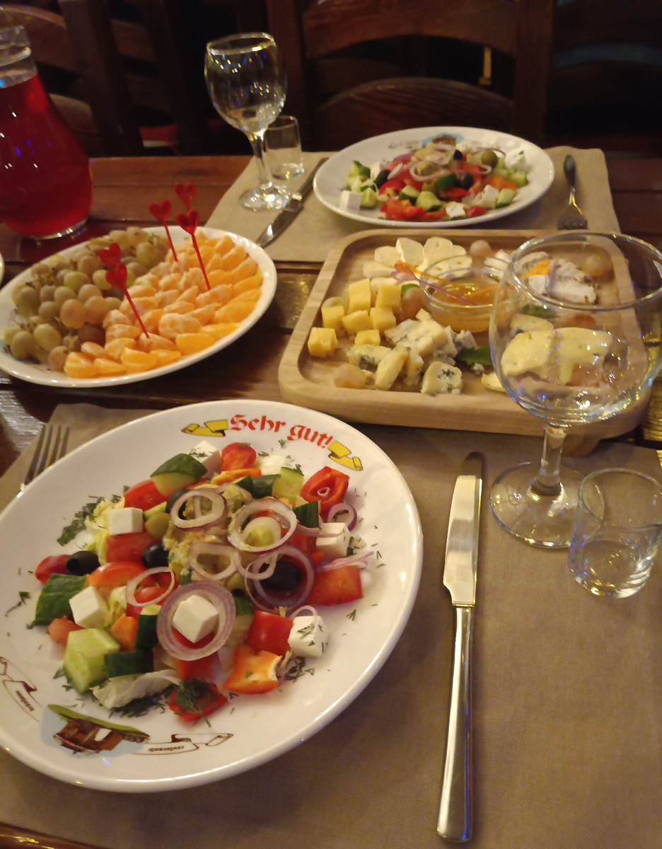 Наш стол в ресторане в прошлом году