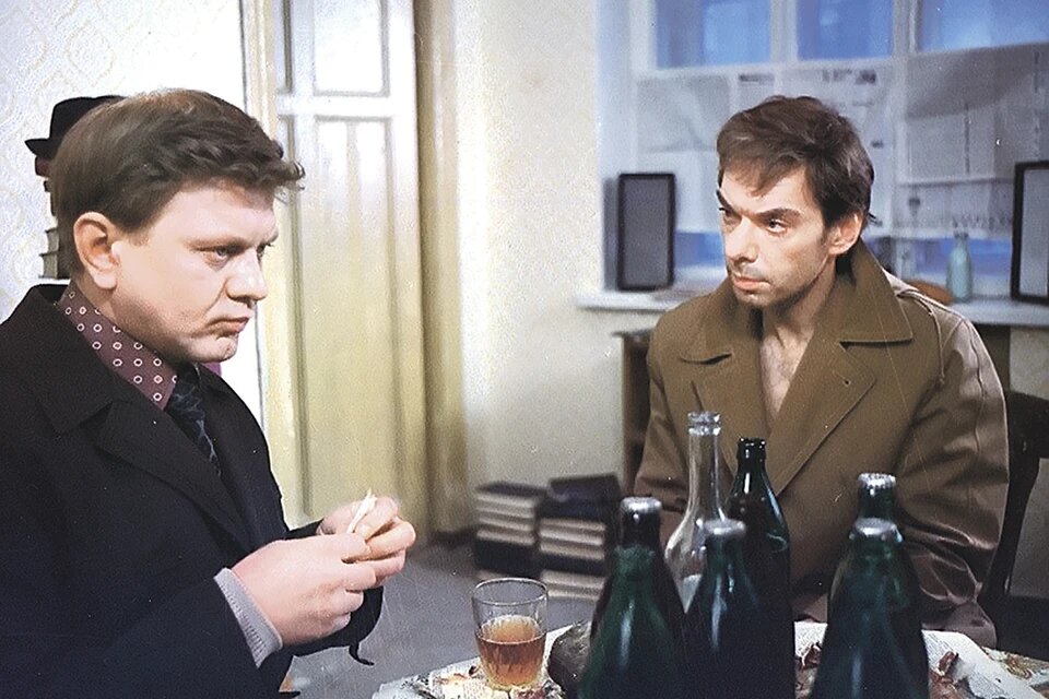Электрика Николая (слева) к пропавшему слесарю Гоше доставил КГБ. Кадр из фильма