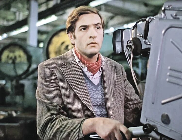 Соблазнивший и бросивший беременную Катерину Родион за 20 лет так и не поднялся в «Останкино» выше телеоператора. Кадр из фильма