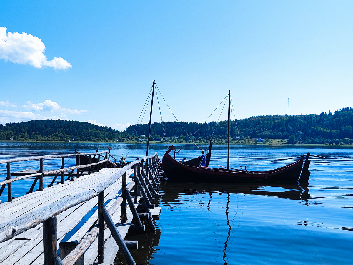 Все фото принадлежат каналу "Одно большое путешествие". Исторический парк «Бастiонъ»: ладьи у причала.