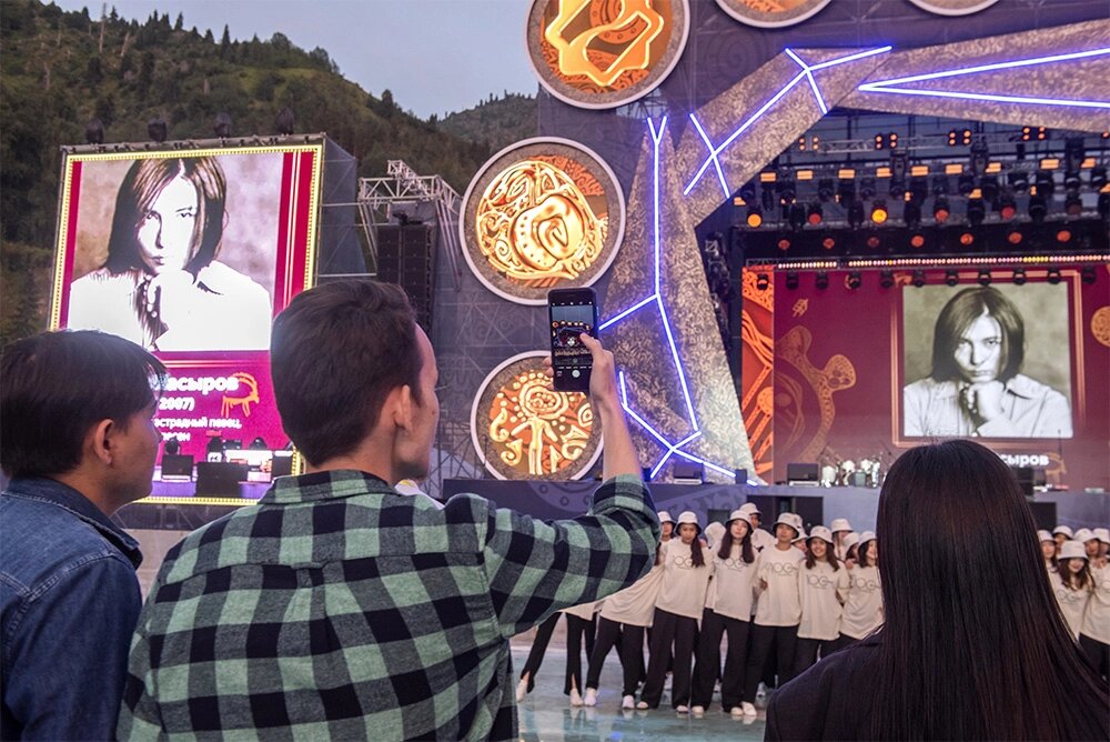    Экран с фотографией экс-солиста группы «А-Студио» Мурата Насырова на международном музыкальном фестивале «Голос Азии» (Азия Дауысы) на высокогорном ледовом катке Медео в Алма-Аты. 2023 г. Фото:  РИА Новости