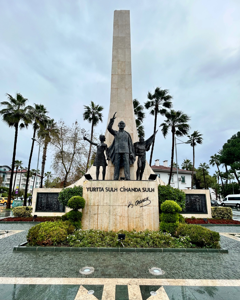 Мустафа Кемаль Ататюрк — основатель и первый президент Турецкой Республики.