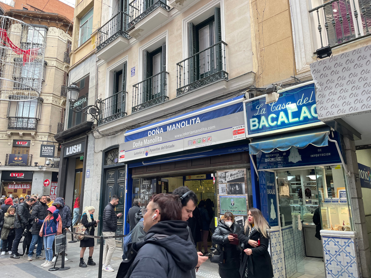 Очередь поворачивает за угол и теряется в лабиринтах мадридских улочек