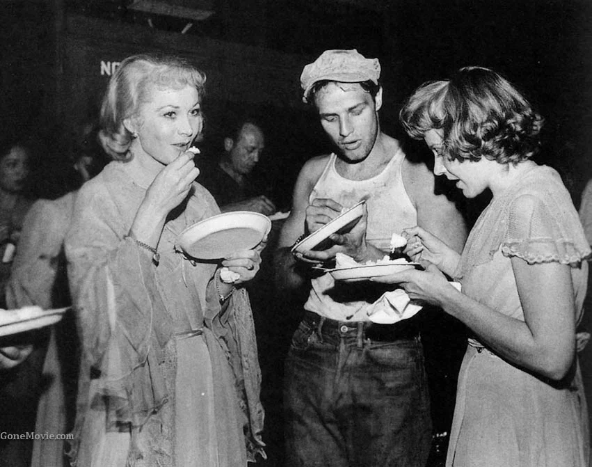 кадр со съёмок фильма "Трамвай "Желание"" 1951 года, режиссёр Элиа Казан. Источник фото: https://www.kinopoisk.ru/film/486/shooting/page/1/