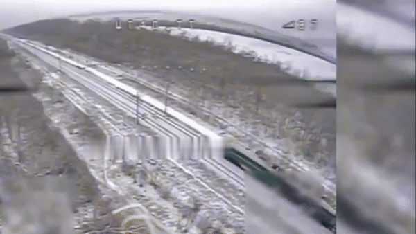    В начале декабря из-под Покровска пришло крайне необычное видео: удар FPV-дроном по локомотиву