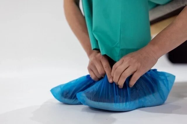    Обязан ли врач надевать бахилы, приходя домой к больному?