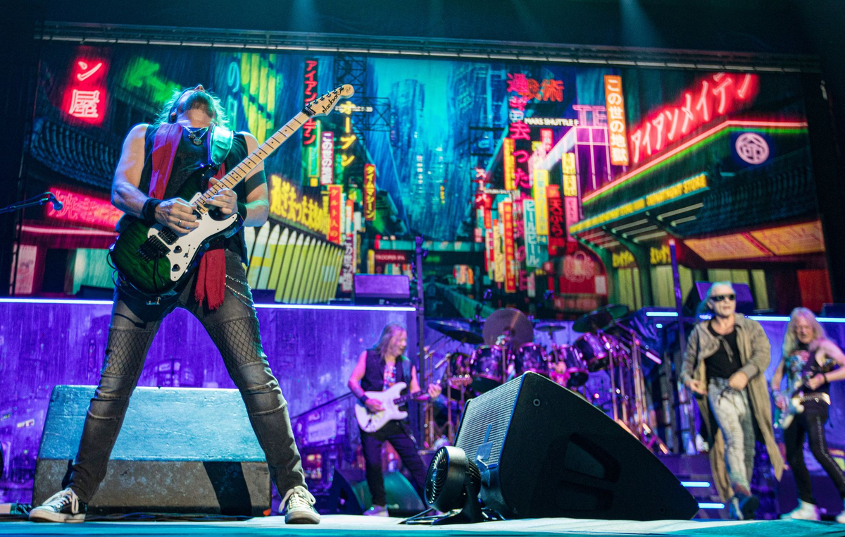 Iron Maiden выступает на сцене в 2024 году. Фото: Дэниэл Найтон/Getty Images