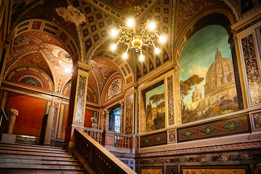 ЛИСТАЙТЕ   Римская лестница ( спуск в музей )