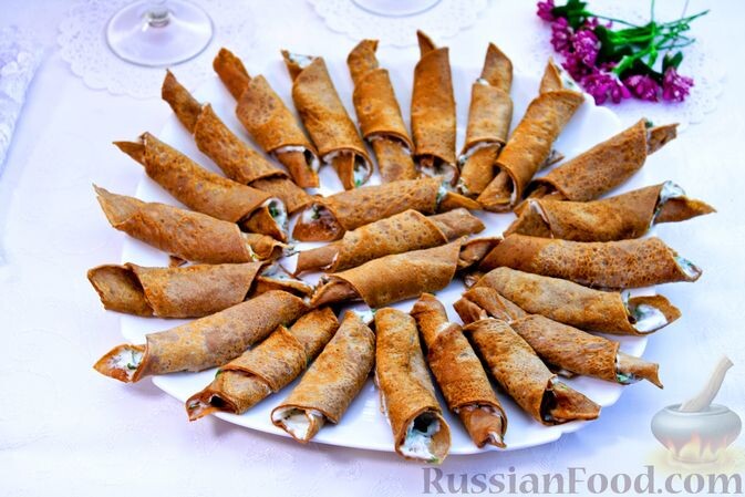 печень куриная, яйца, молоко, мука, соль, перец чёрный молотый, масло растительное, сыр сливочный, лук зелёный, чеснок, сметана, соль, перец чёрный молотый, зелень укропа